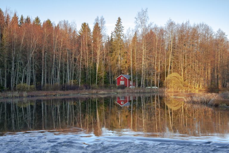 Charmante Zweedse vakantiewoning: traditioneel rood houten huisje in de natuur.