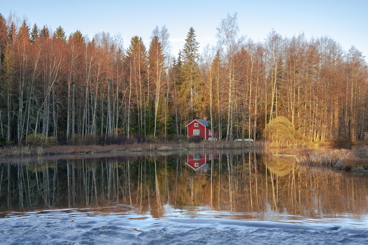 Charmante Zweedse vakantiewoning: traditioneel rood houten huisje in de natuur.