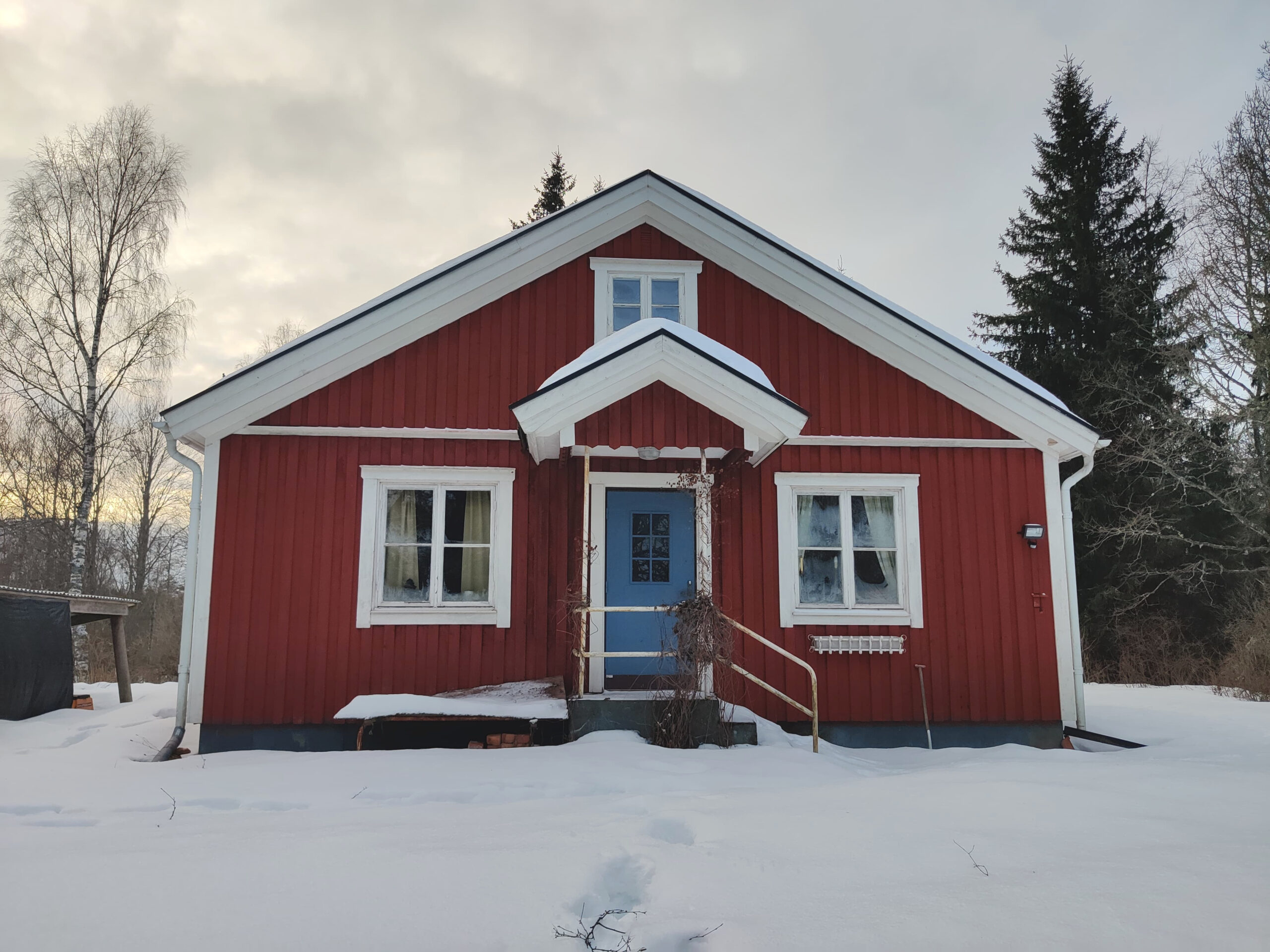 Sfeervol boswachtershuisje diep in de bossen van Ekshärad, unieke vakantiewoning in Värmland.