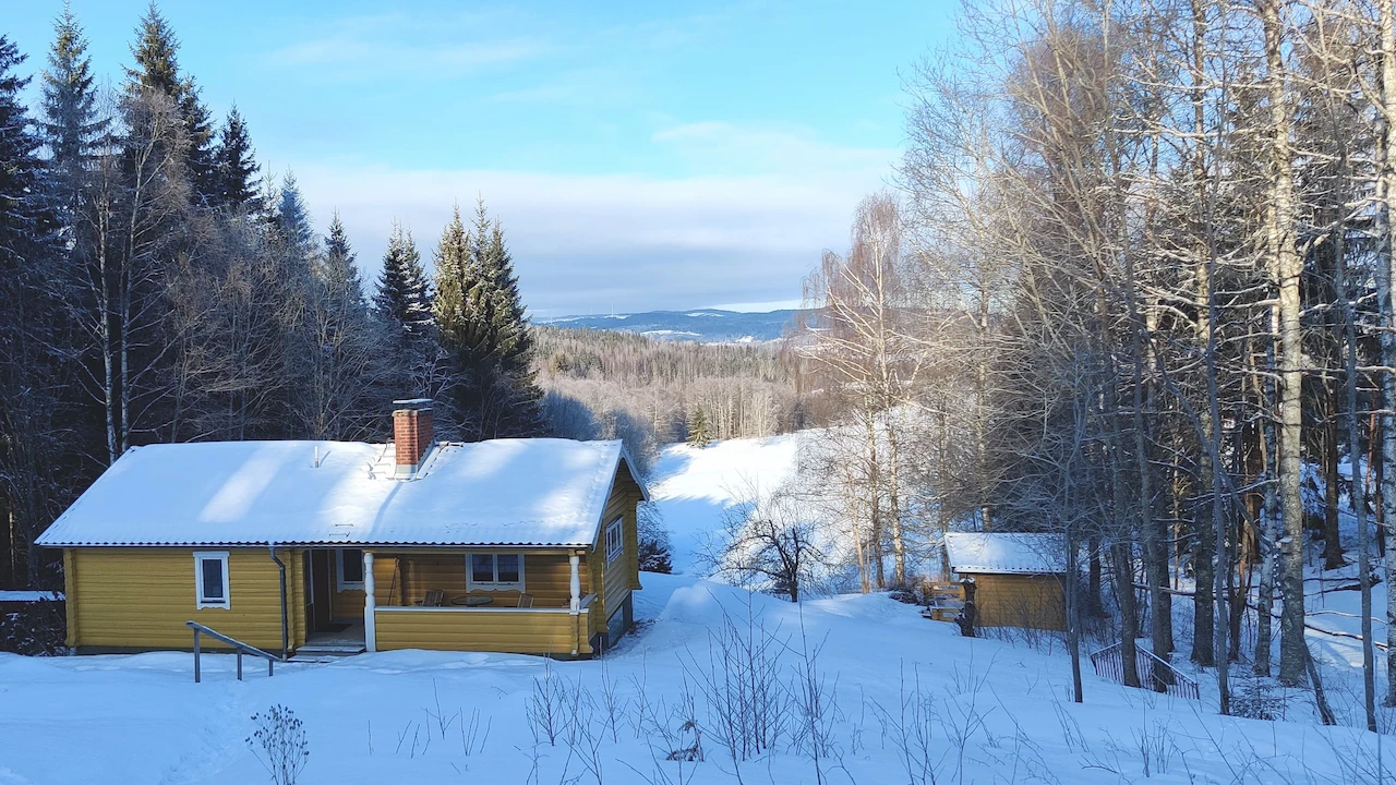 Charmant geel blokhutje in Västra Ämstervik
