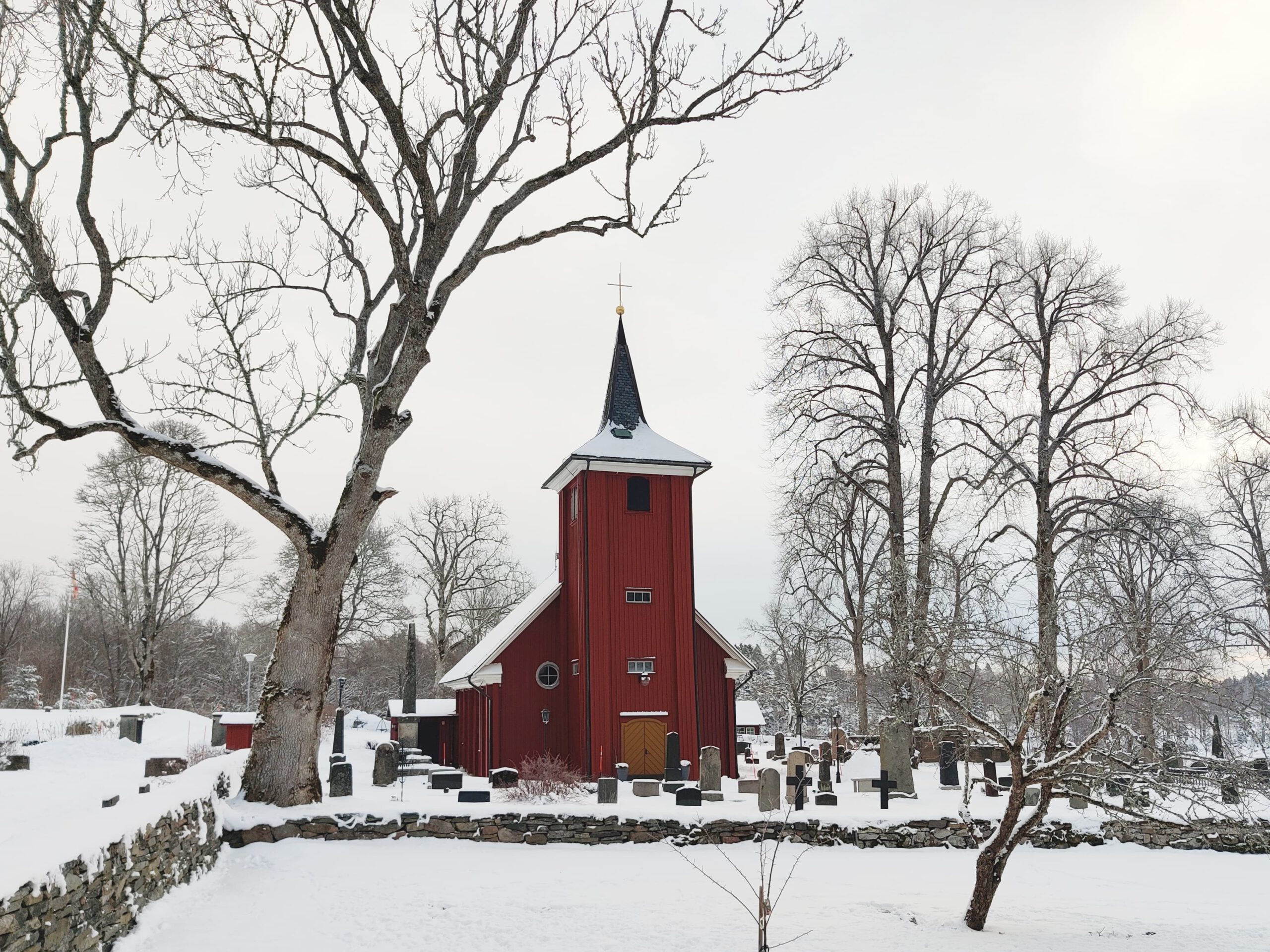 Historische houten kerk Skålleruds Kyrka uit de 17e eeuw, culturele highlight.