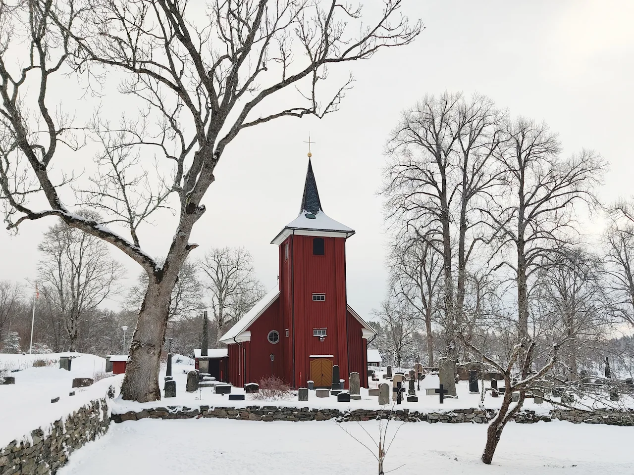 Historische houten kerk Skålleruds Kyrka uit de 17e eeuw, culturele highlight.