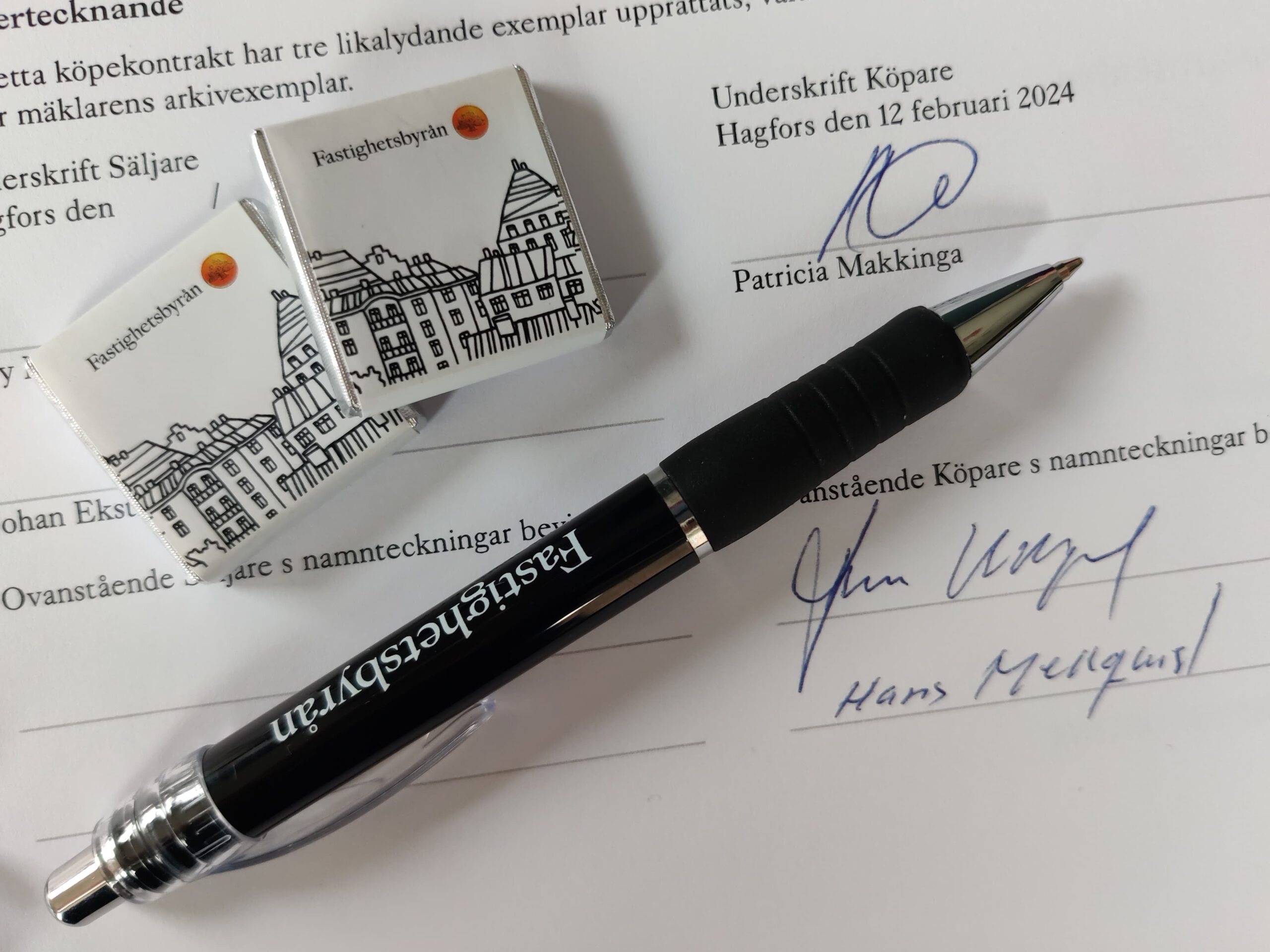 Spannend moment: ondertekening van de koopakte voor onze Zweedse vakantiewoning Hus Björken.
