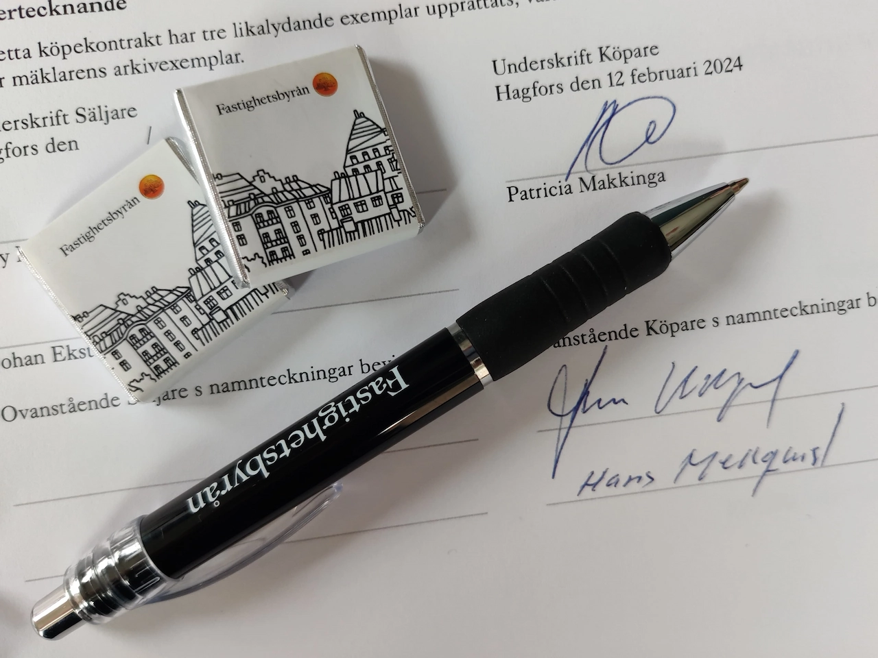 Spannend moment: ondertekening van de koopakte voor onze Zweedse vakantiewoning Hus Björken.