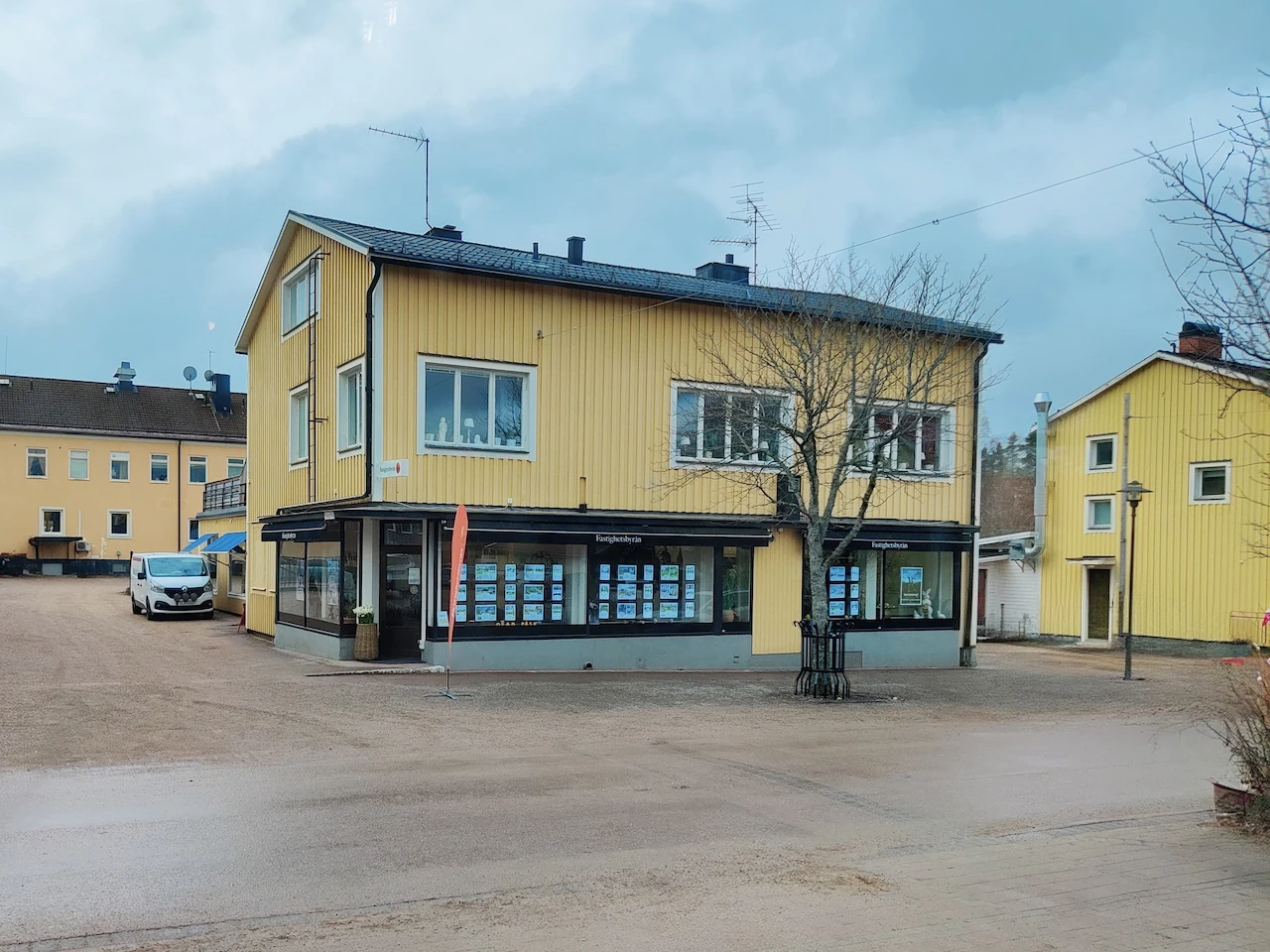 Sleuteloverdracht bij makelaar Fastighetsbyrån voor onze nieuwe vakantiewoning Hus Björken.