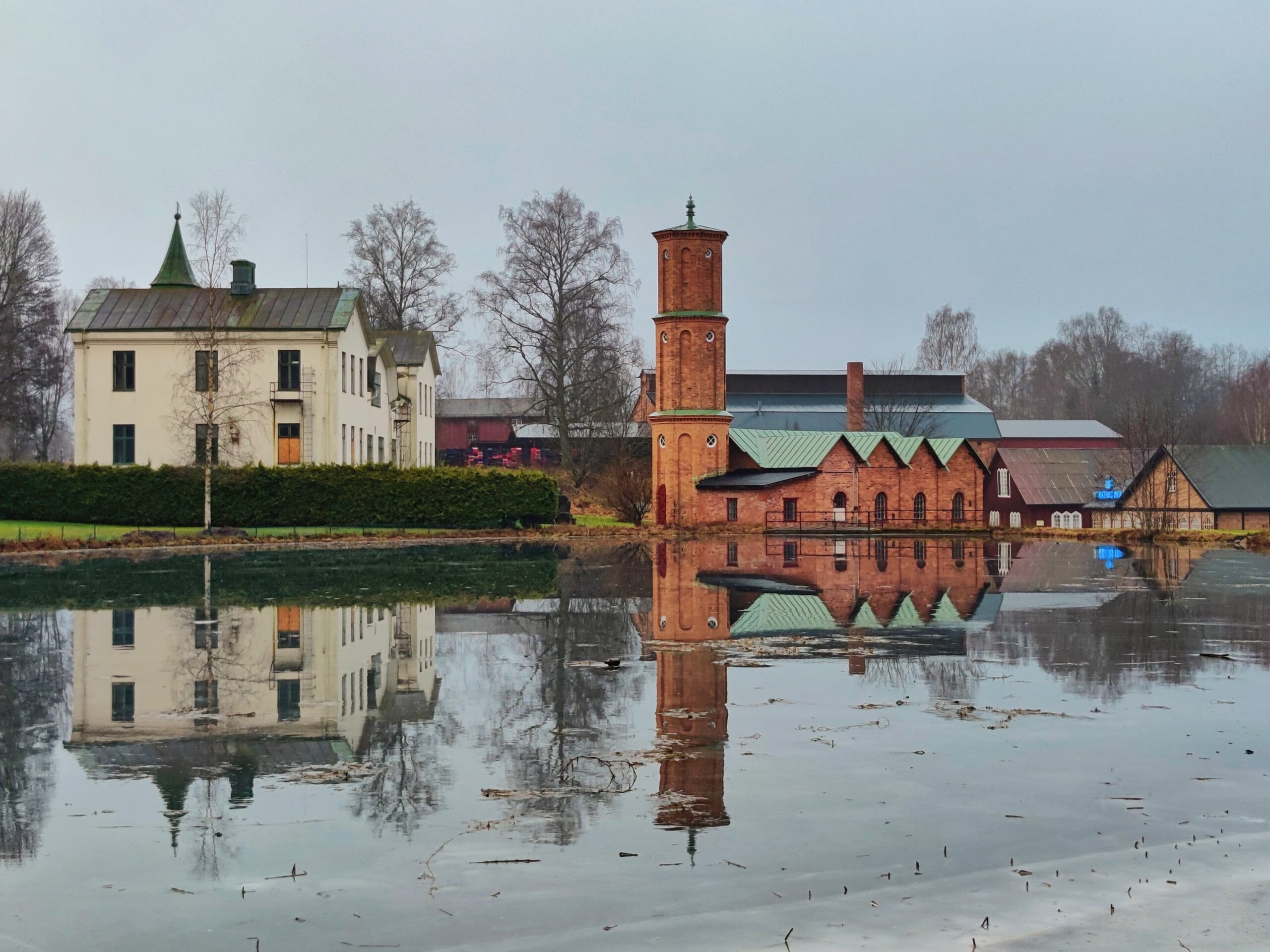 Prachtig uitzicht op de brandweerkazerne met weerspiegeling in het water