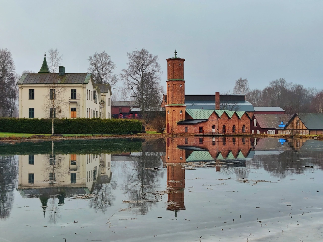 Prachtig uitzicht op de brandweerkazerne met weerspiegeling in het water