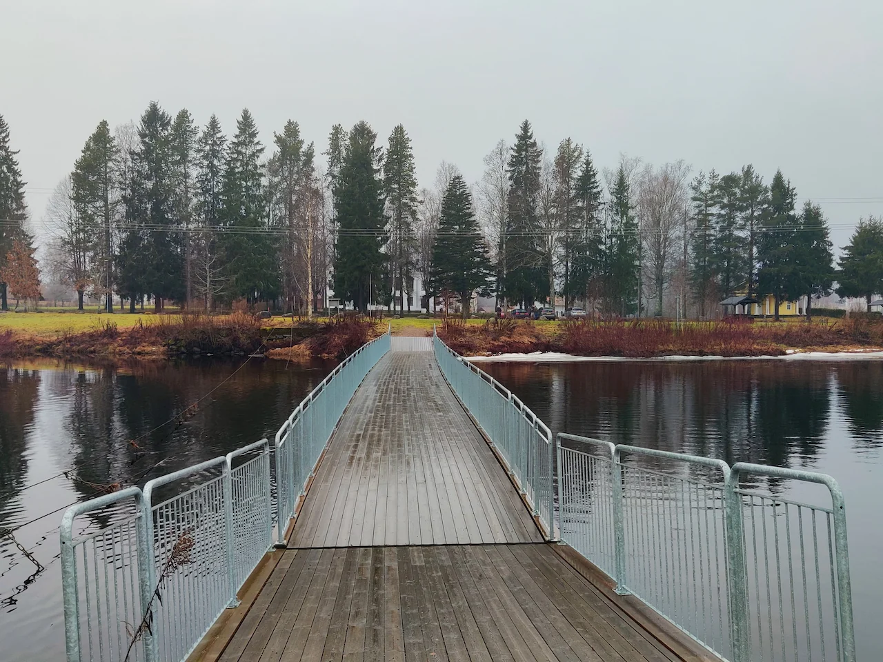 Brug naar Hästskoholmen natuurreservaat