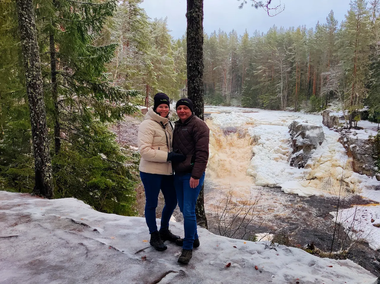 Erik en Patricia bij de bevroren Brattfallet-waterval tijdens een winterse wandeling in Värmland
