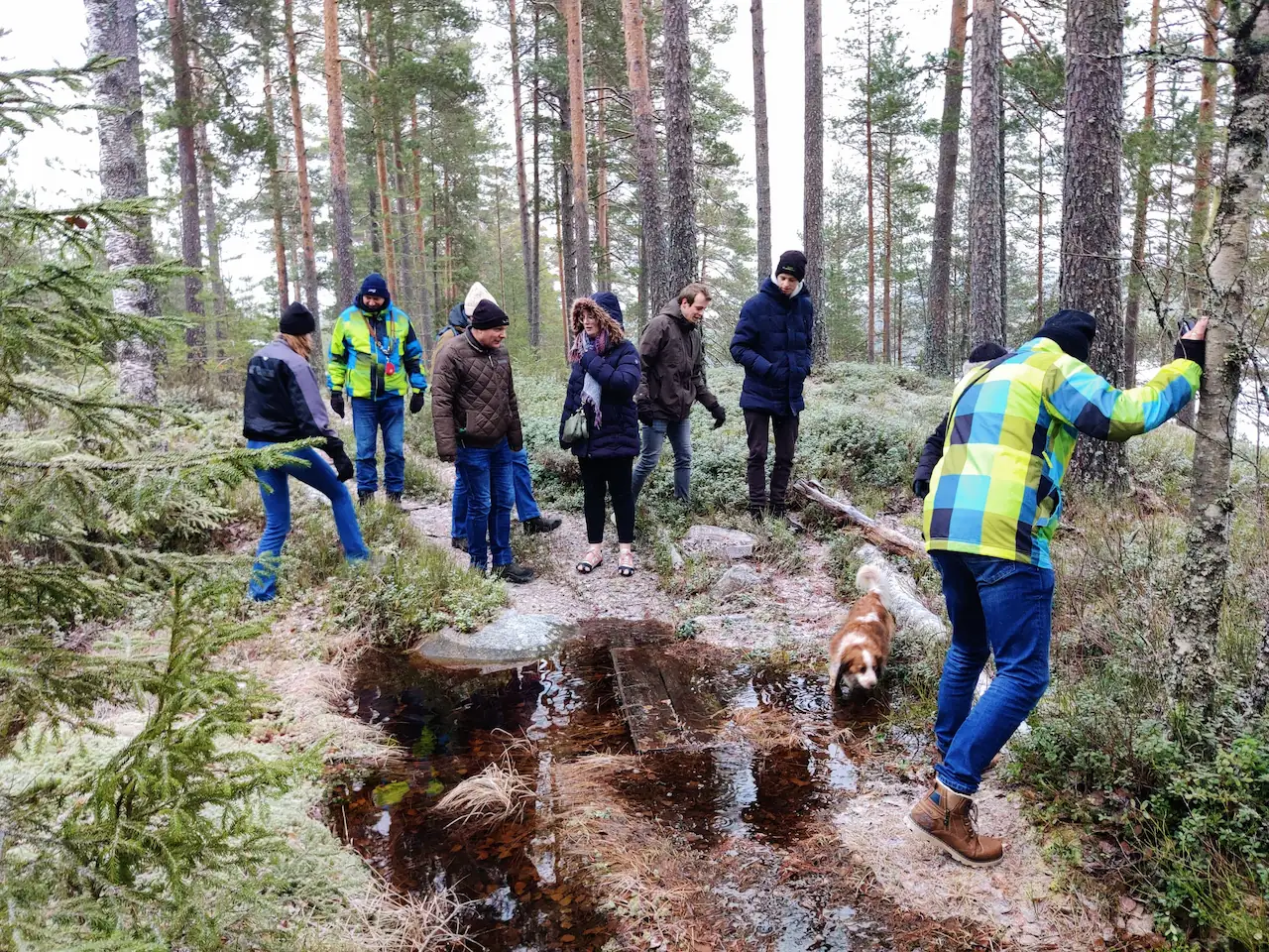 Obstakels onderweg met plassen en een hechte teamspirit.