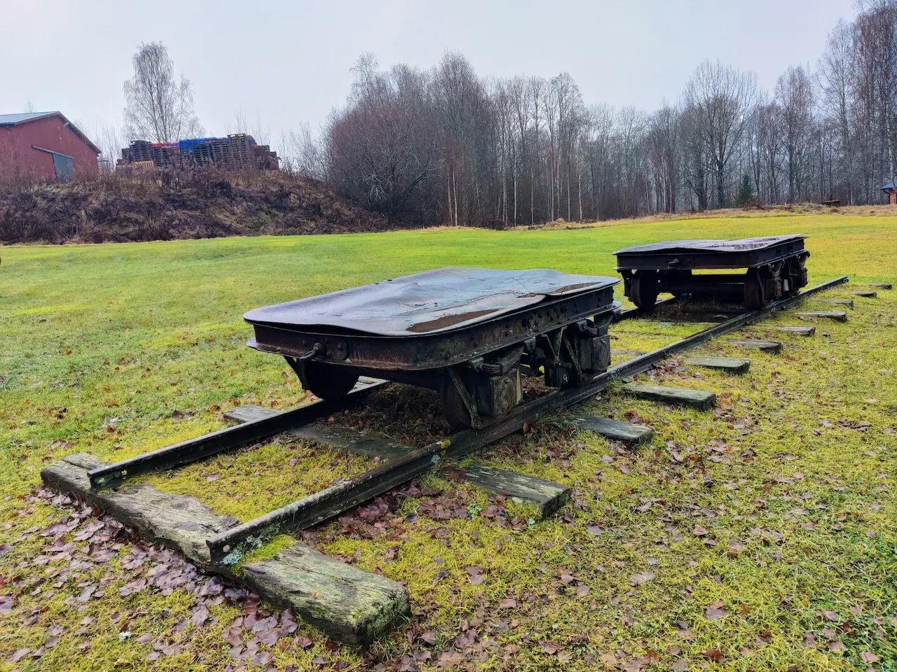 Oude verroeste wagon op het grasveld van Gamla Bruket