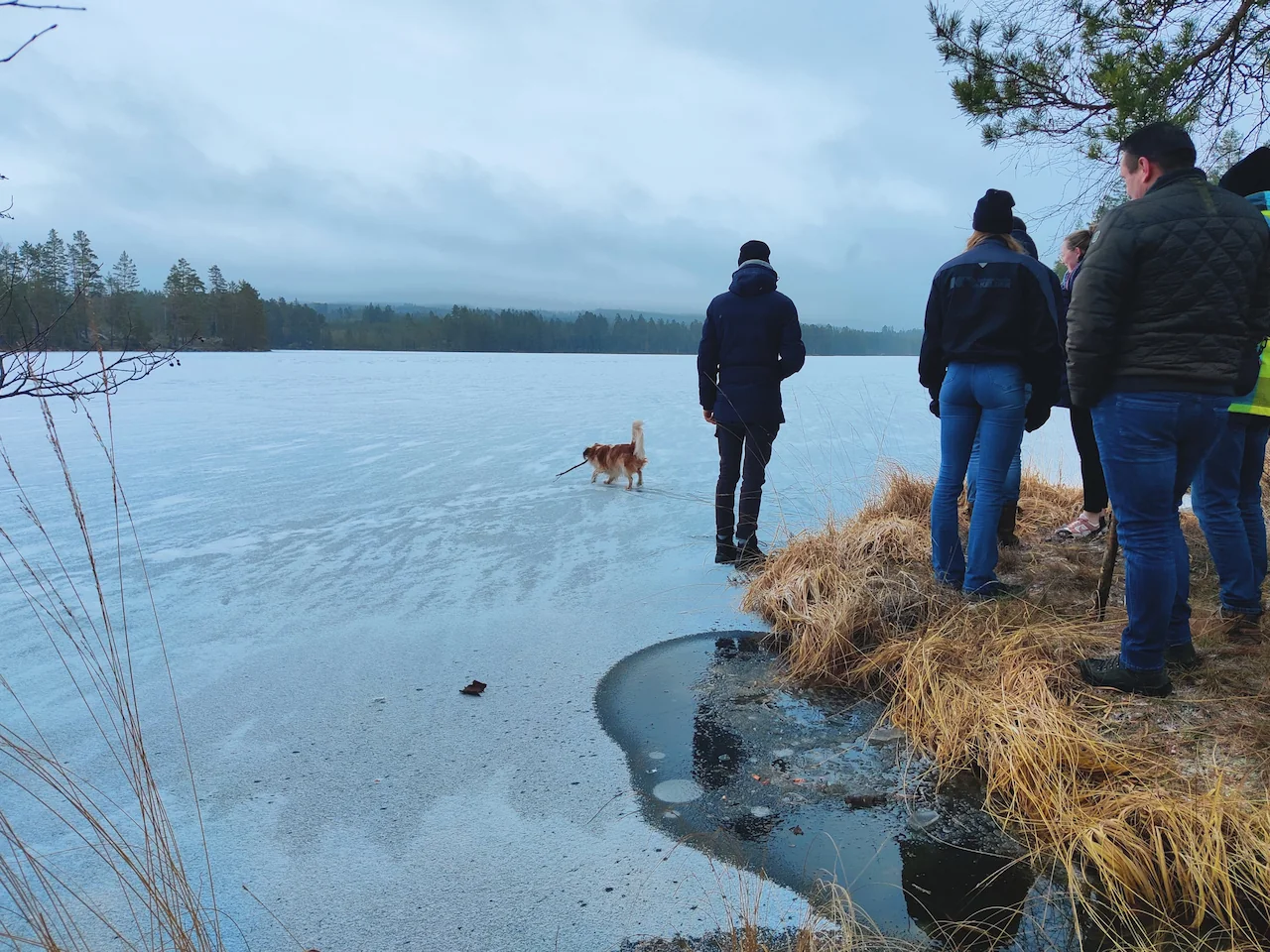 Testen of het ijs op het Vågsjön-meer stevig genoeg is.