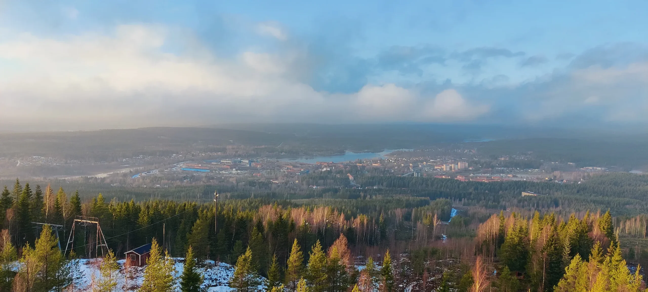 Adembenemend panorama vanaf de Värmullsåsen Uitkijktoren: eindeloze bossen, glinsterende meren en de huizen van Hagfors.