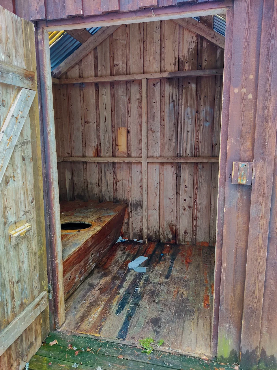 Traditionele Zweedse utedass (buitentoilet) bij Brattfallet-parkeerplaats