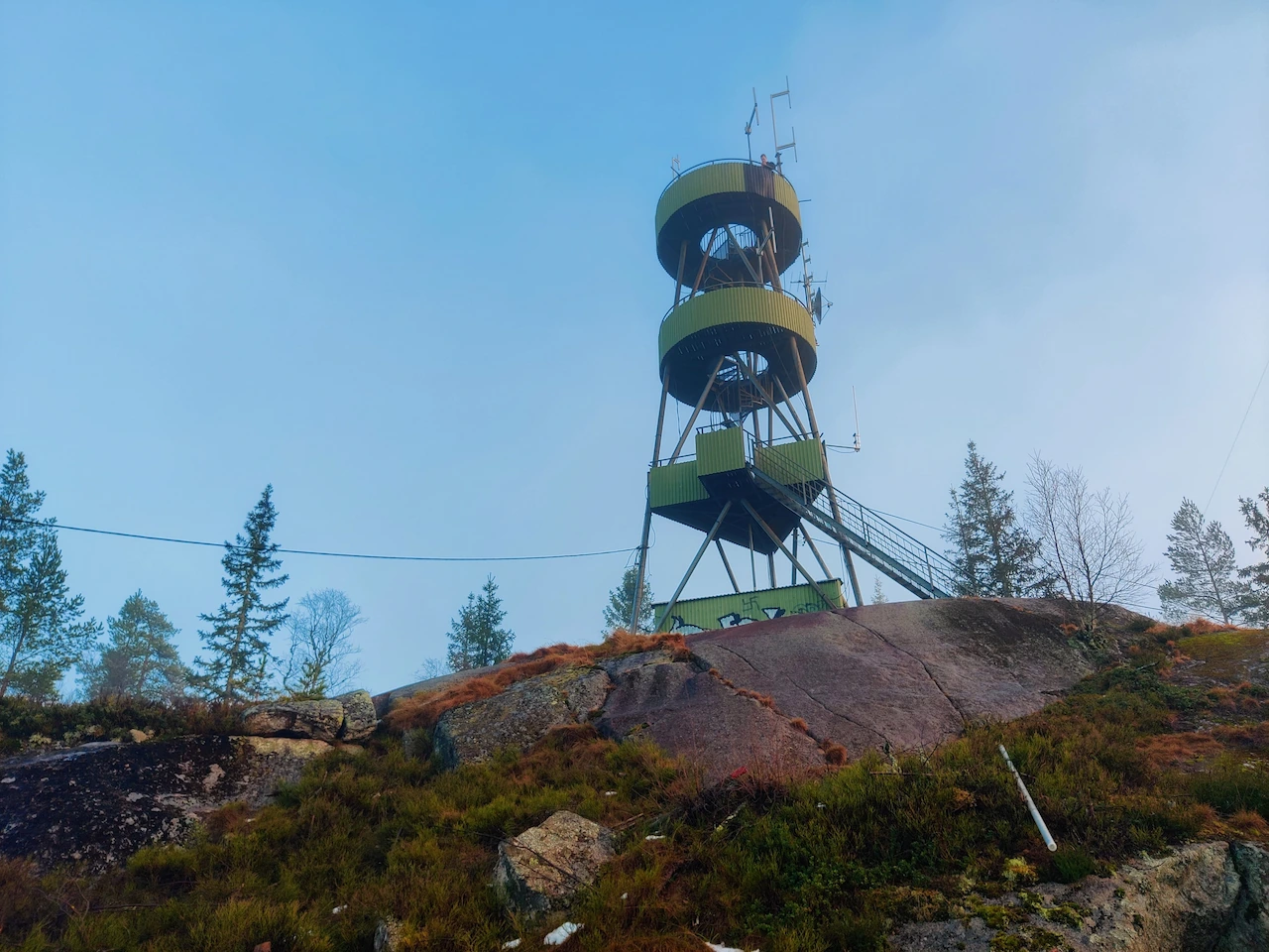 De imposante uitkijktoren op de top van Värmullsåsen in Hagfors, Varmland