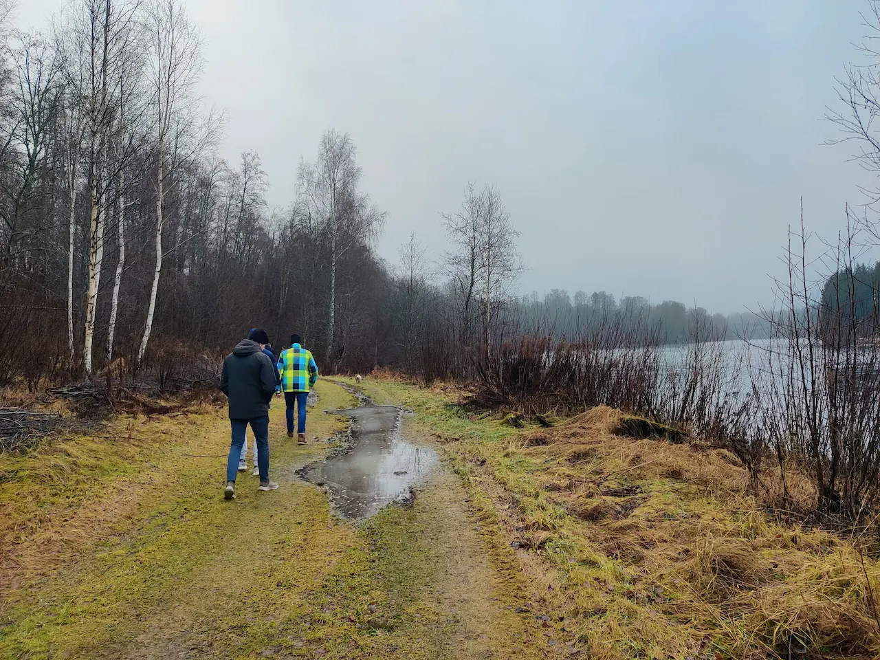 Wandelen langs de rivier richting Munkfors centrum