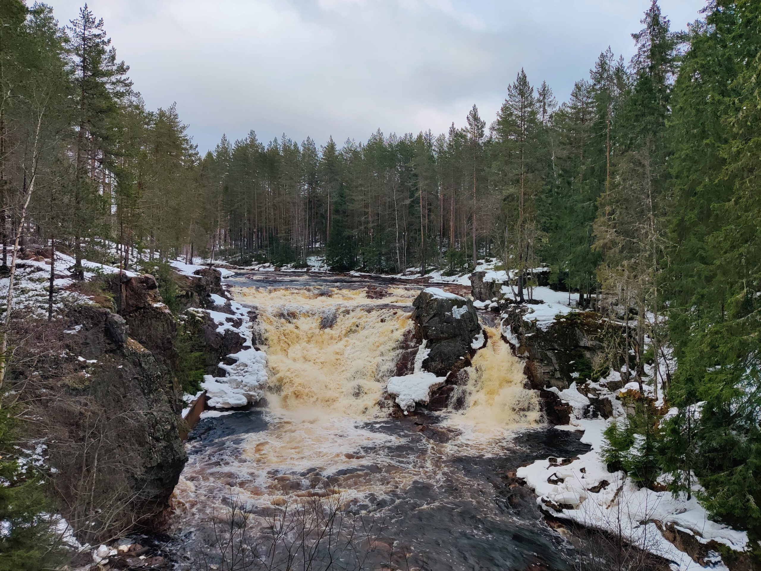 Bevroren Brattfallet waterval in het winterse landschap van Värmland