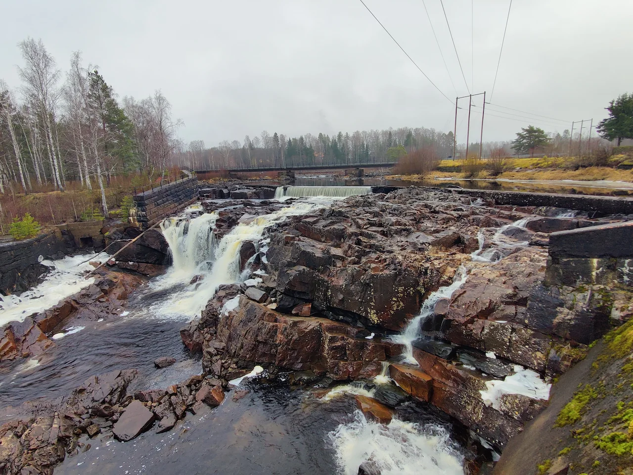 De indrukwekkende waterval in de Klarälven