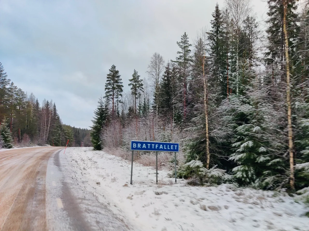 Wegwijzer naar de Brattfallet-waterval in Värmland, Zweden