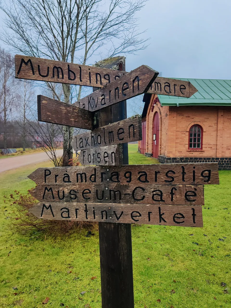 Paal met meerdere wegwijzers op Gamla Bruket