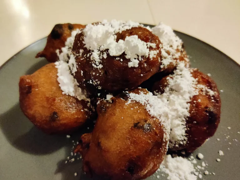 Nederlandse oliebollen gebakken in de buurt tijdens oud en nieuw in Hus Björken.