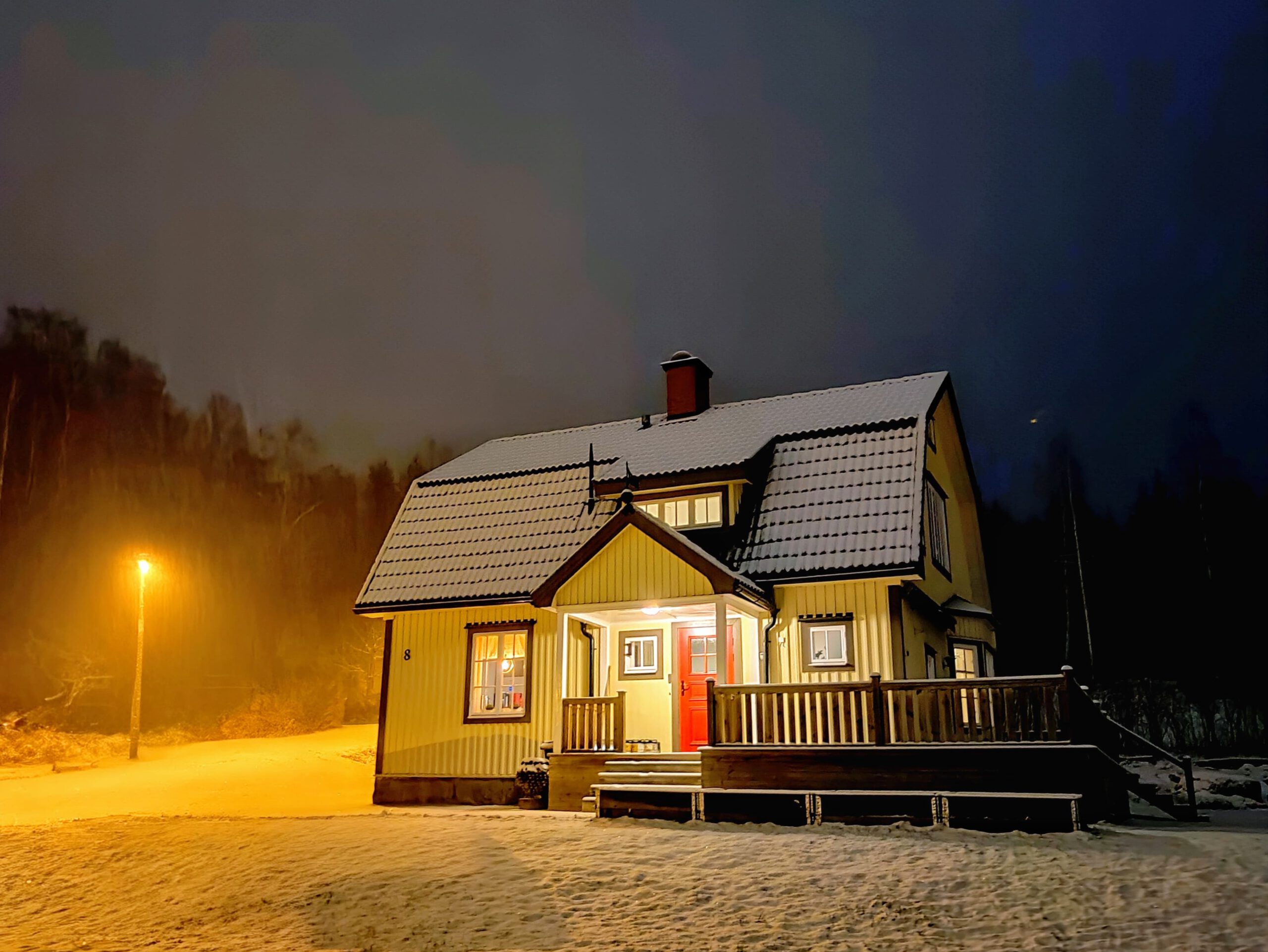 Hus Björken bedekt met sneeuw tijdens de avond, klaar voor vertrek naar Nederland.