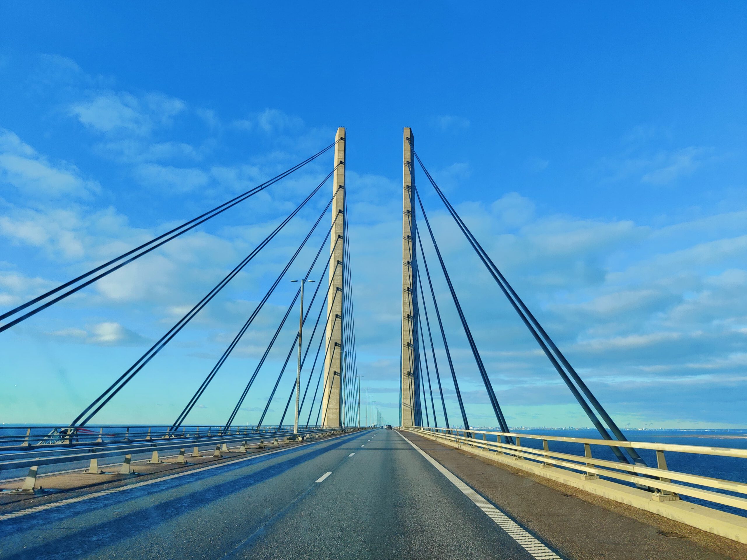 De Öresundbrug tijdens de terugreis van Hus Björken naar Nederland.