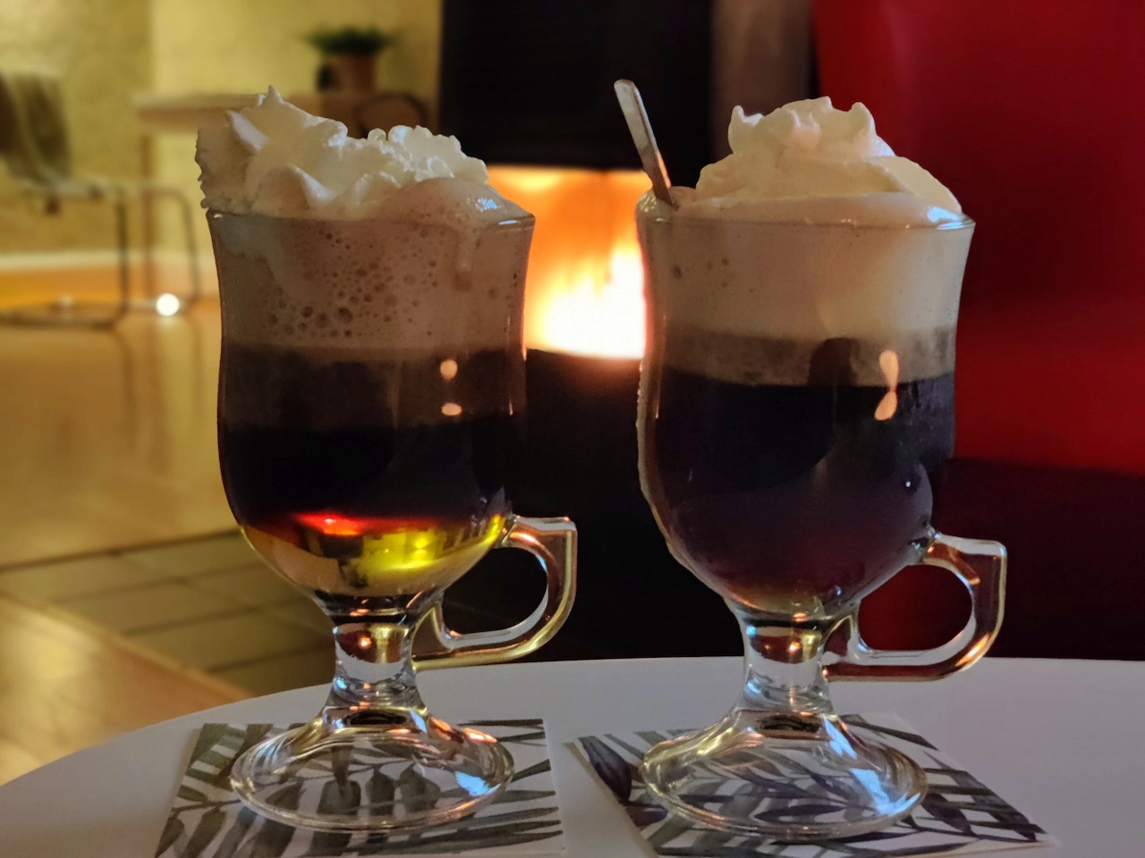 Genieten van Irish en Spanish coffee bij de pelletkachel tijdens oud en nieuw in Hus Björken.