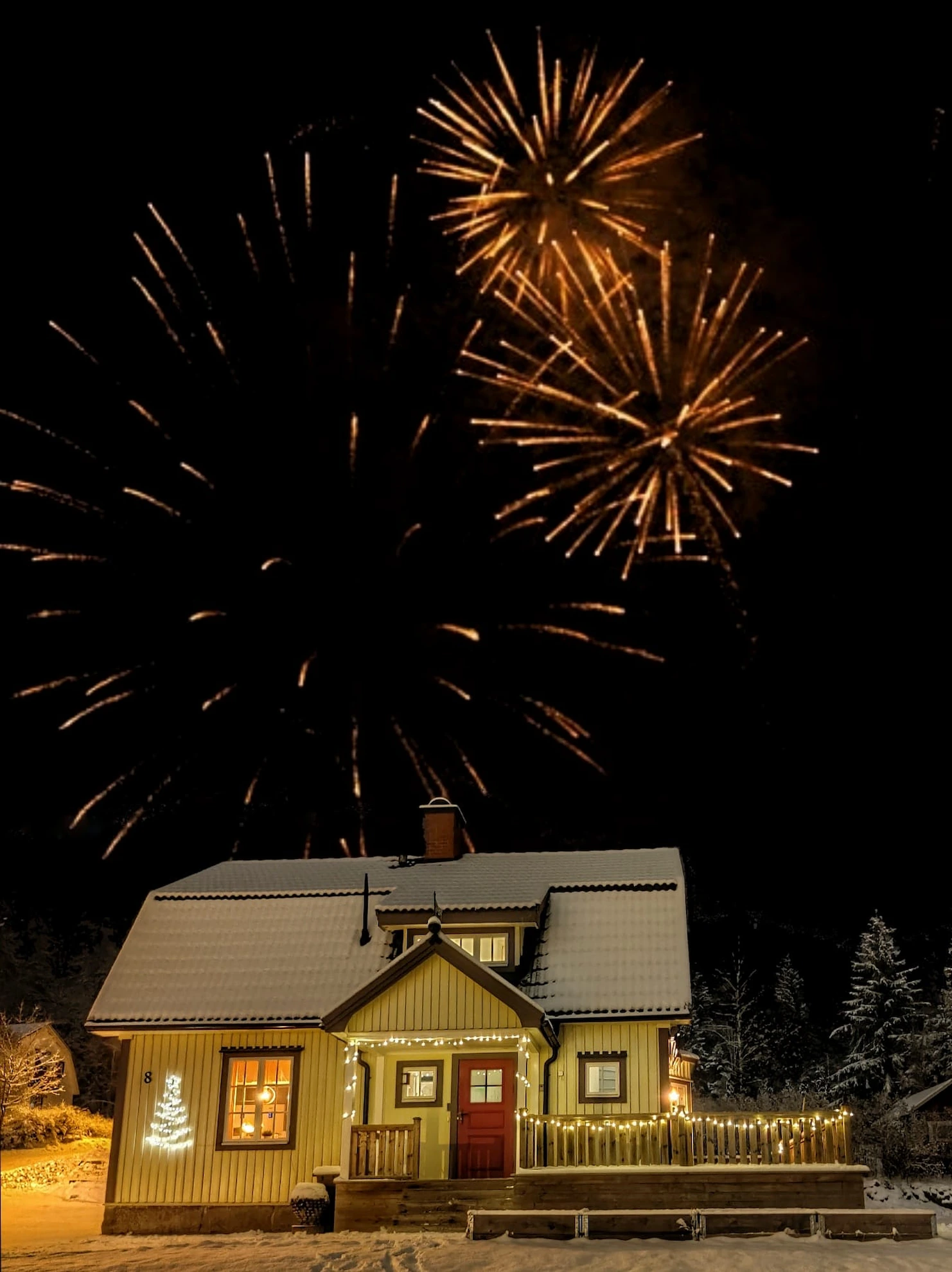 Hus Björken feestelijk verlicht en vuurwerk tijdens de jaarwisseling met oud en nieuw.