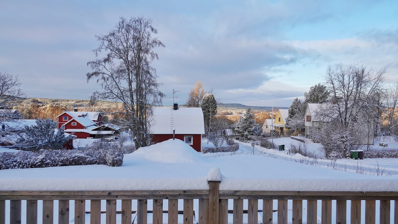 Uitzicht vanaf de veranda over de besneeuwde tuin van Hus Björken tijdens oud en nieuw.