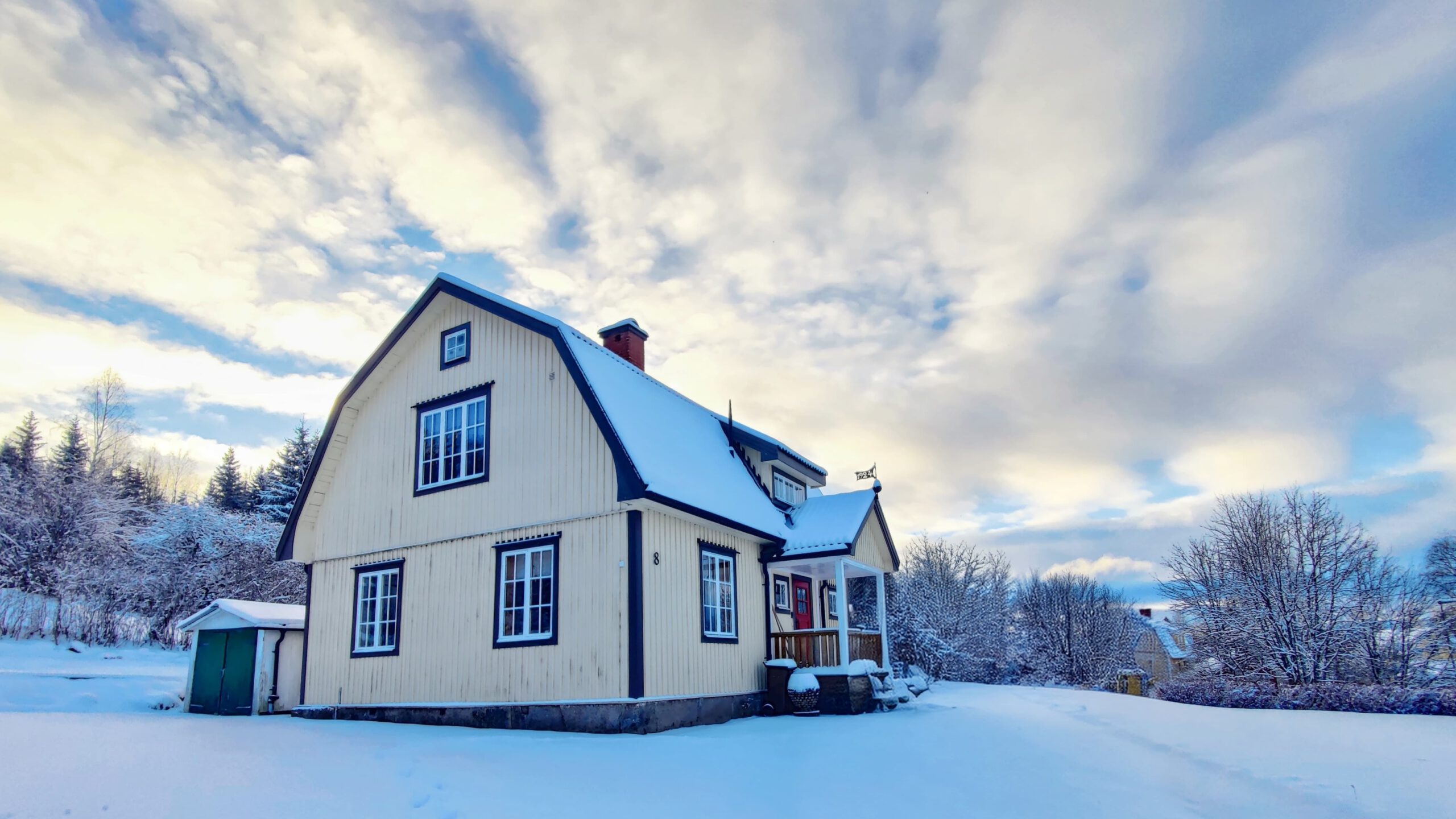 Hus Björken bedekt onder een magische laag sneeuw tijdens oud en nieuw.