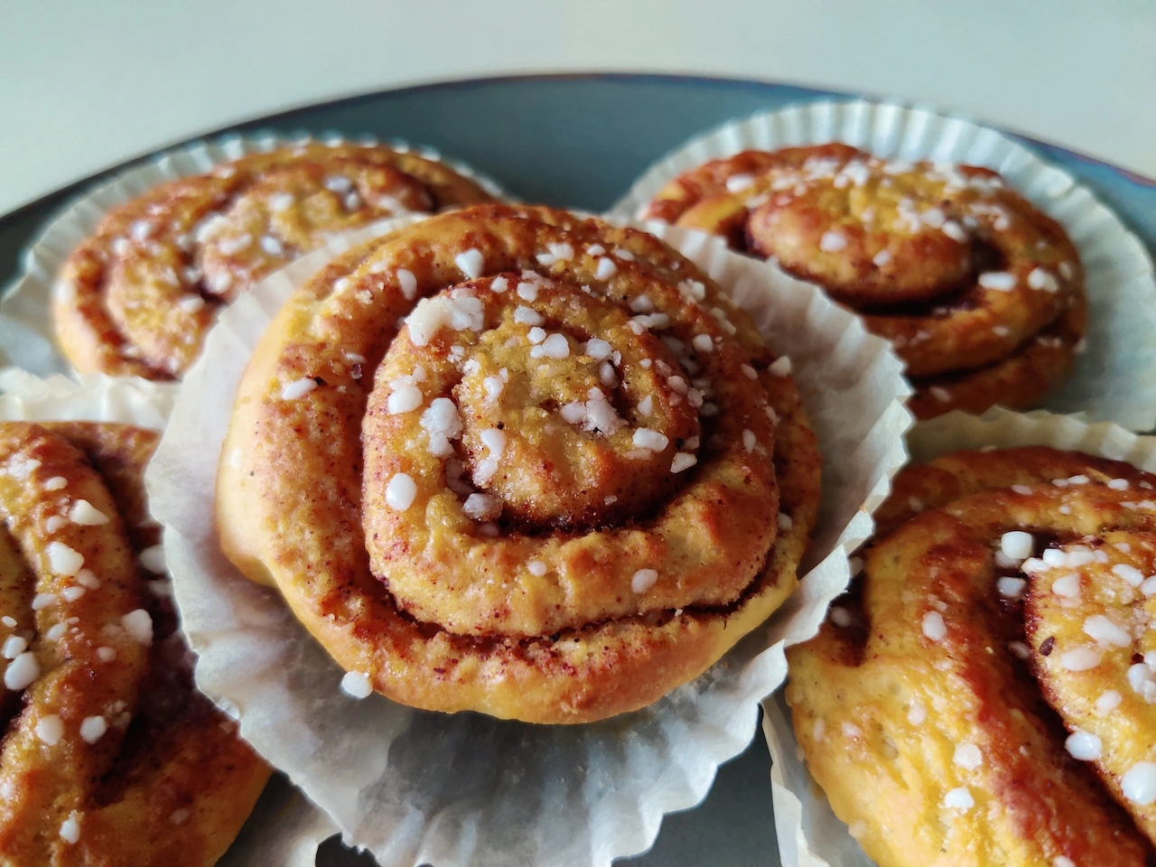 Warme Zweedse broodjes uit de oven tijdens oud en nieuw in Hus Björken.