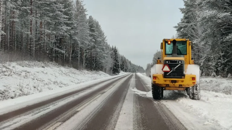 Een sneeuwschuiver die de besneeuwde weg schoonmaakt tijdens onze winterse reis vanuit Hus Björken naar Nederland.