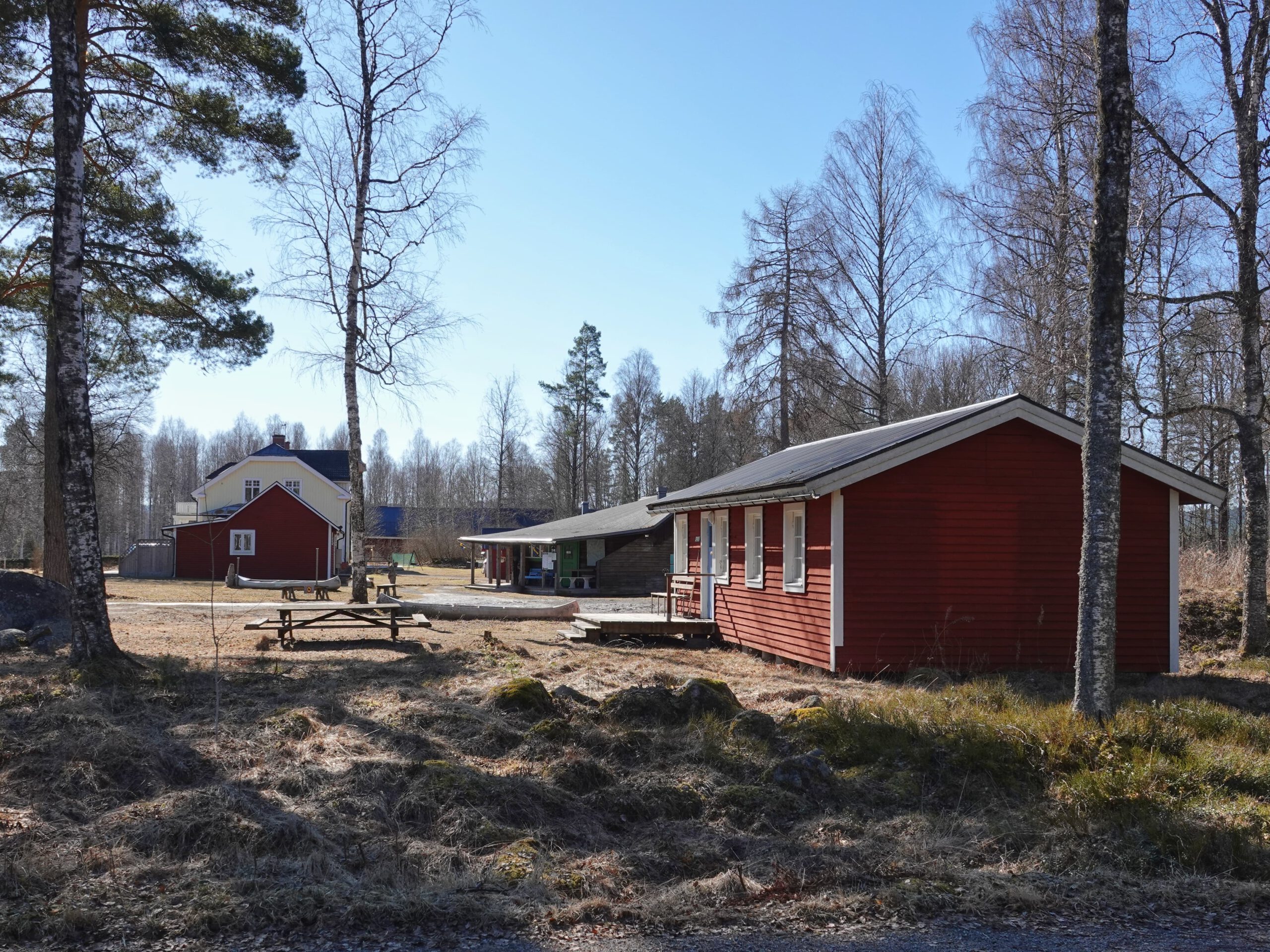 Aankomst bij Värmlandsgården, het rustige startpunt van de wandeling in Värmland