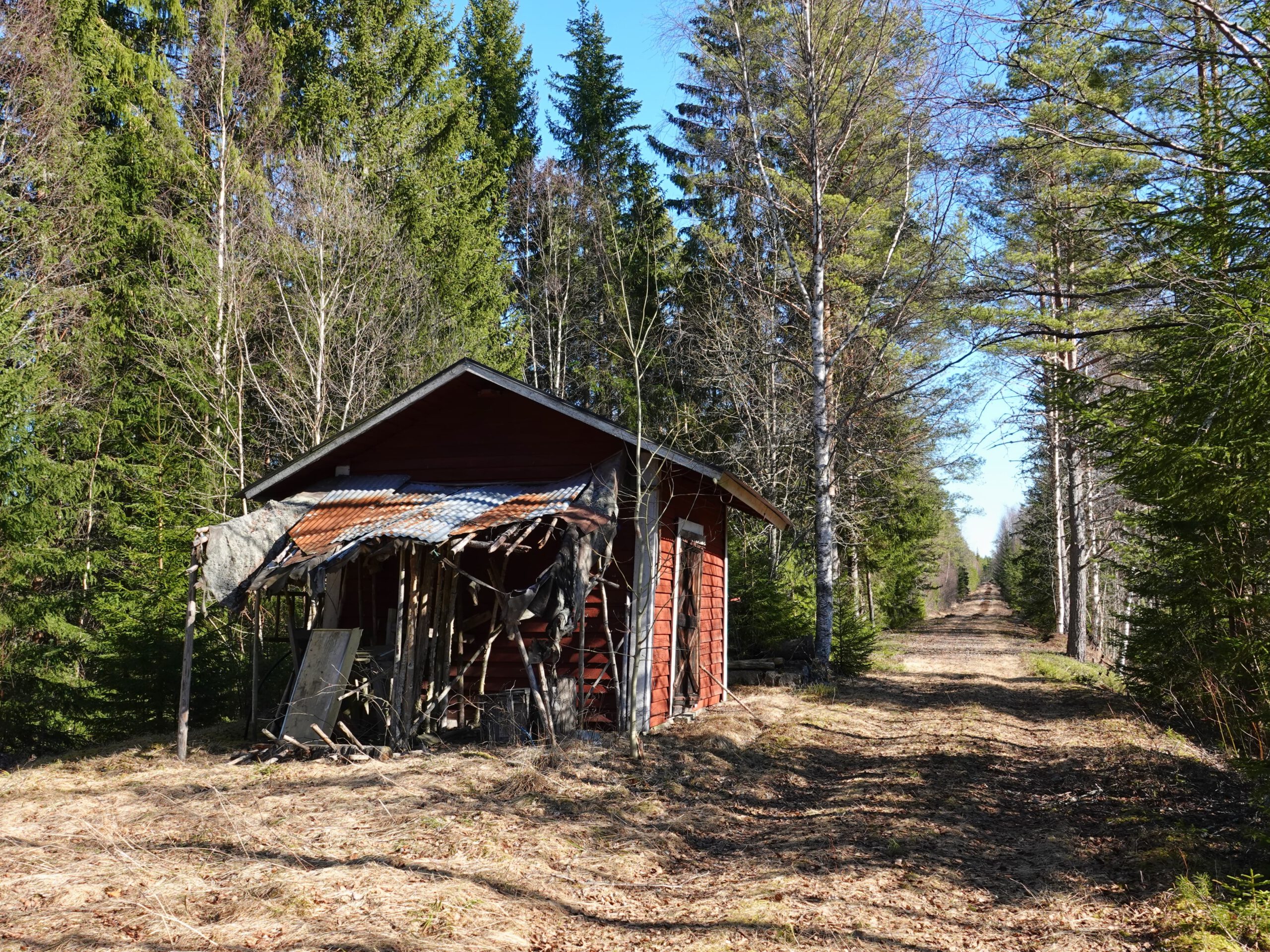 Vervallen schuurtje langs de wandelroute in Värmland