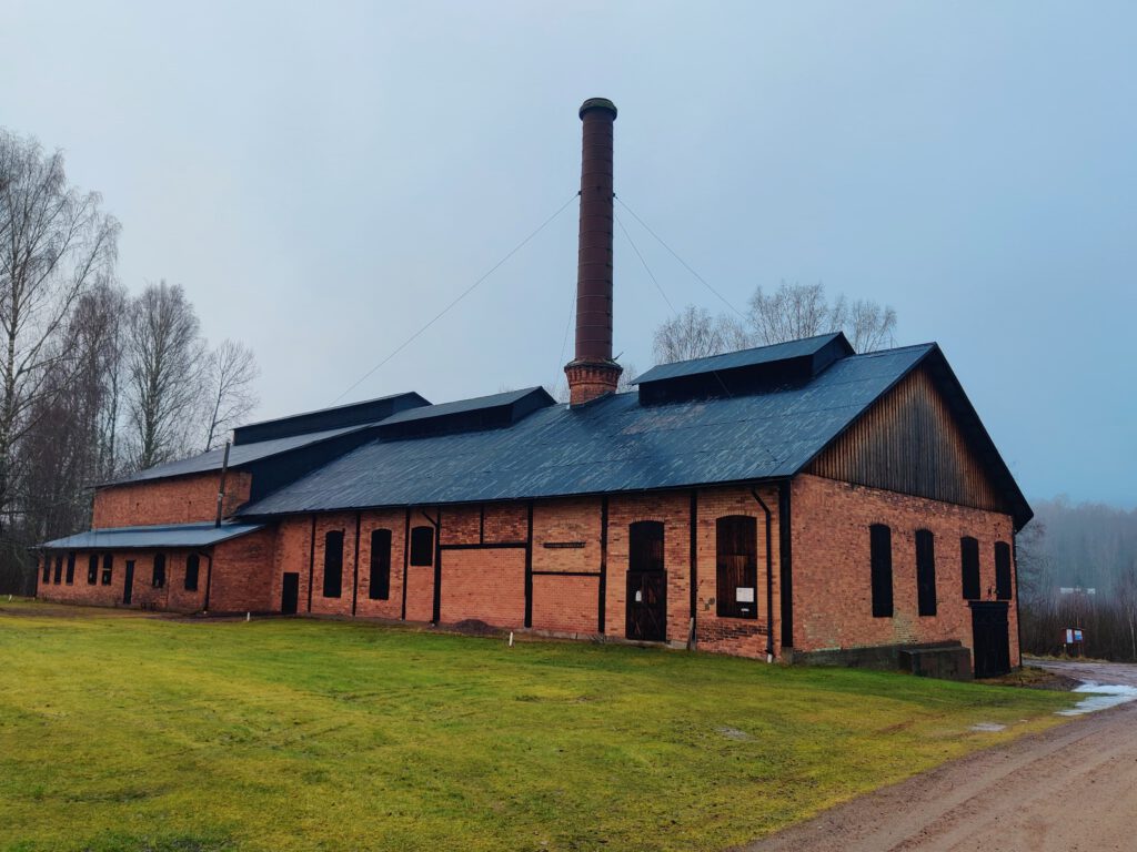 Gamla Bruket in Hagfors: erfgoed van de Zweedse ijzerindustrie met historische smeedmolens en fabriekspanden.