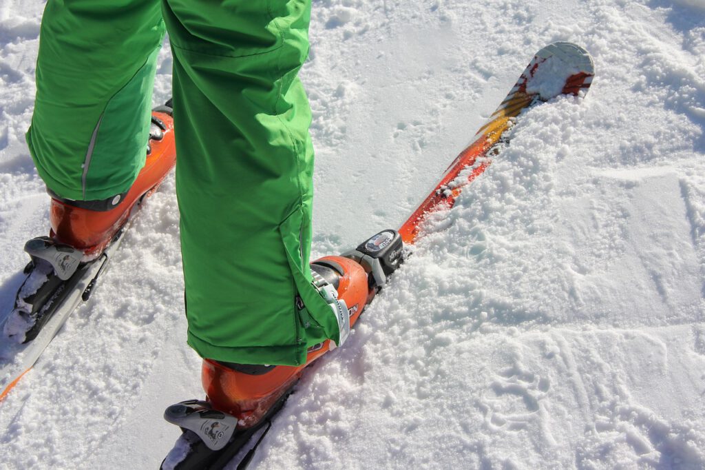 Activiteiten Hagfors: skiën op de besneeuwde hellingen rond Hus Björken in de natuur van Värmland