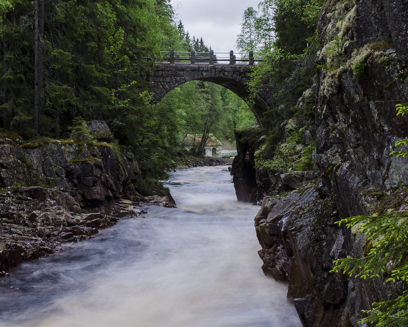 Winterse Brattfallet-waterval in Värmland, ideaal voor een avontuurlijke wandeling vanuit Hus Björken