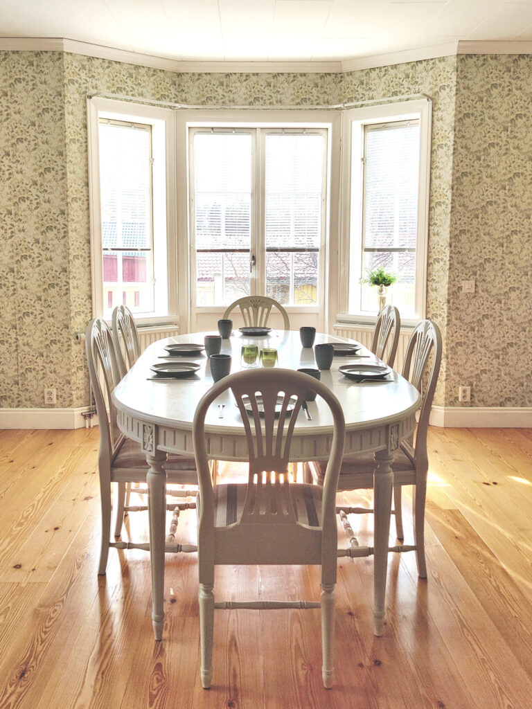 Authentieke eettafel in Hus Björken geschikt voor zes personen, met rustieke houten tafel en stoelen.