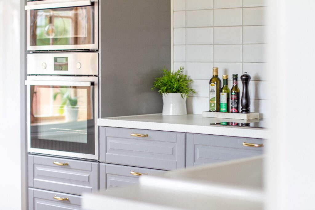 Moderne oven en magnetron in de volledig uitgeruste keuken van Hus Björken, klaar voor dagelijks kookplezier.