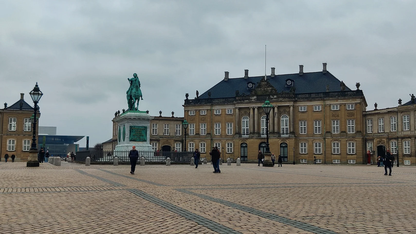 Het Amalienborg Paleis in Kopenhagen met op de voorgrond het statige ruiterstandbeeld van koning Frederik V.