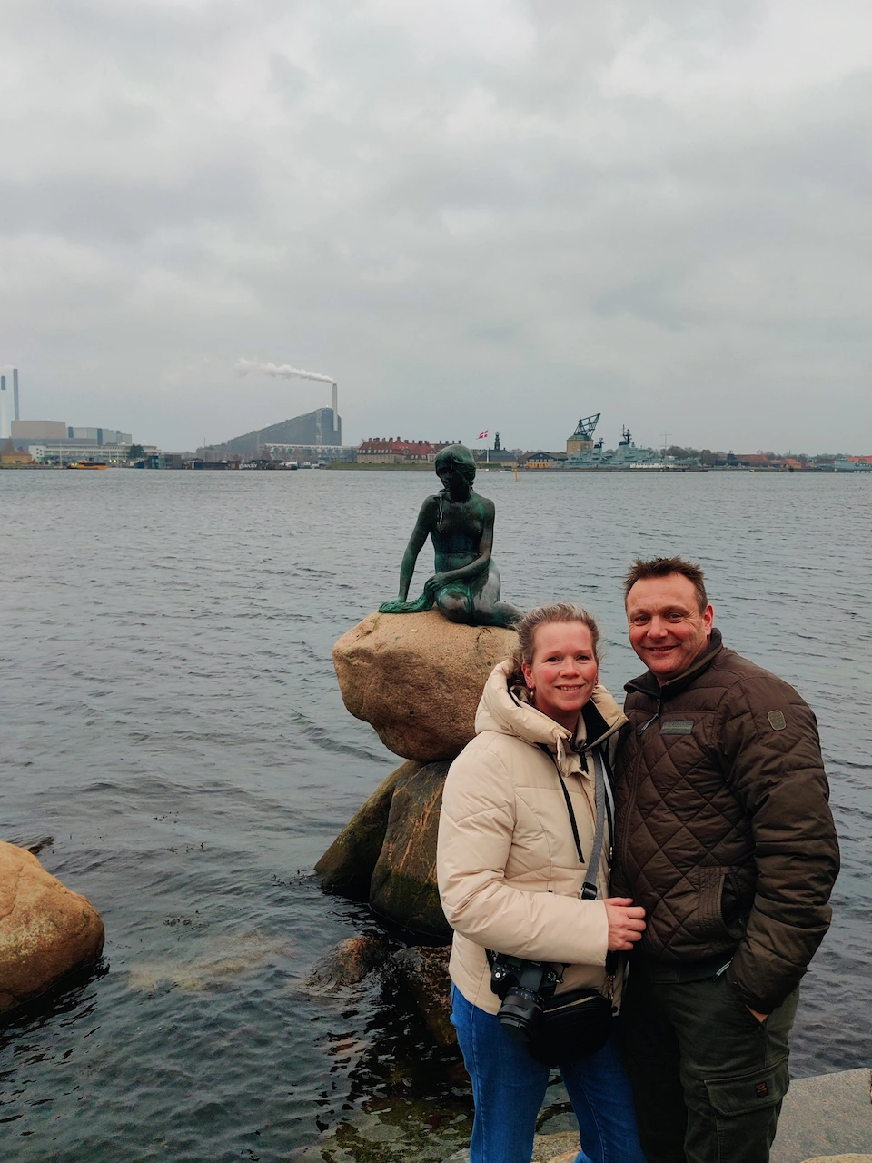 Erik en Patricia bij het beroemde standbeeld van de Kleine Zeemeermin in de haven van Kopenhagen.