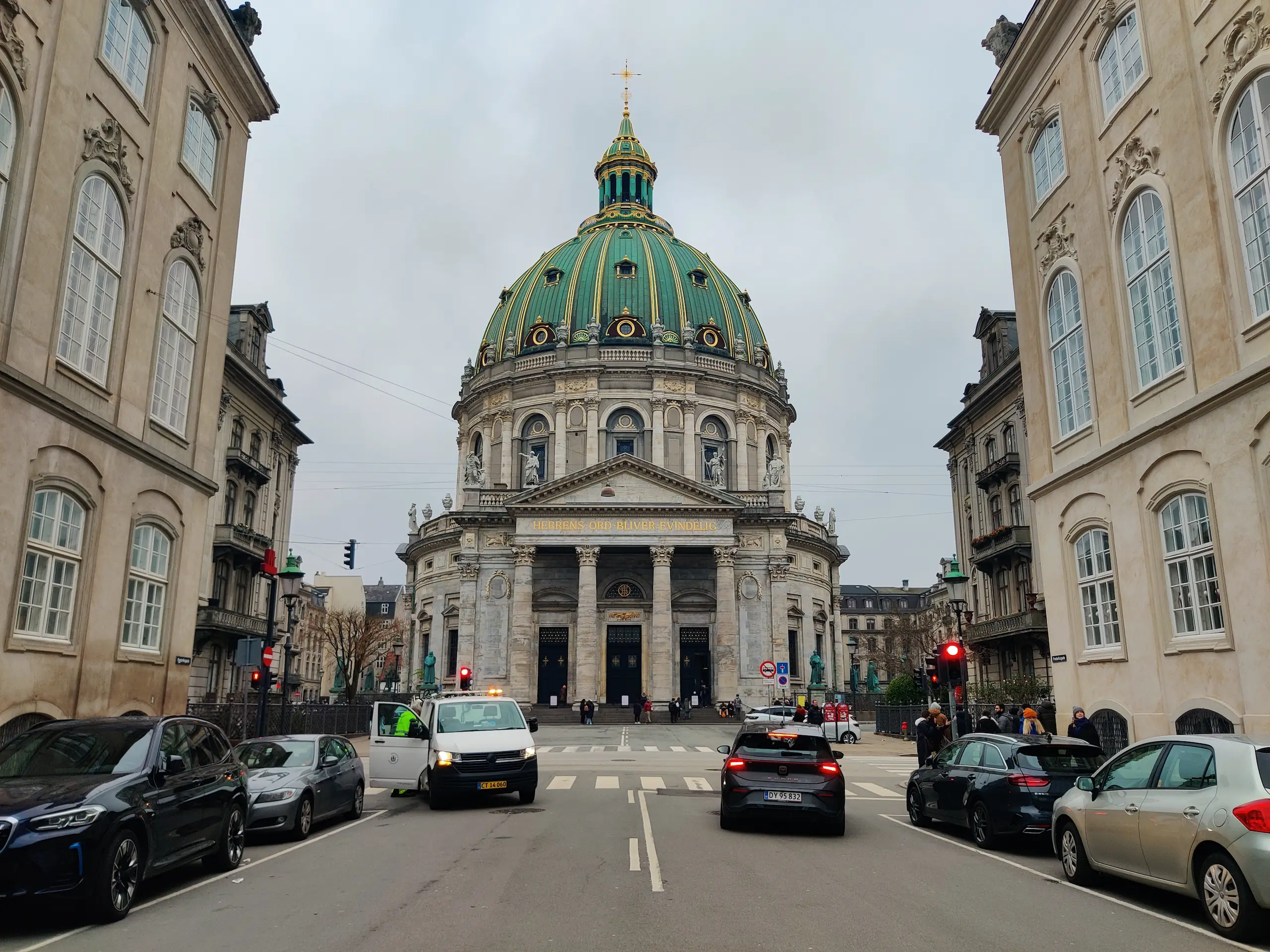 De imposante groene koepel van de Frederiks Kerk (Marmorkirken) in het centrum van Kopenhagen.