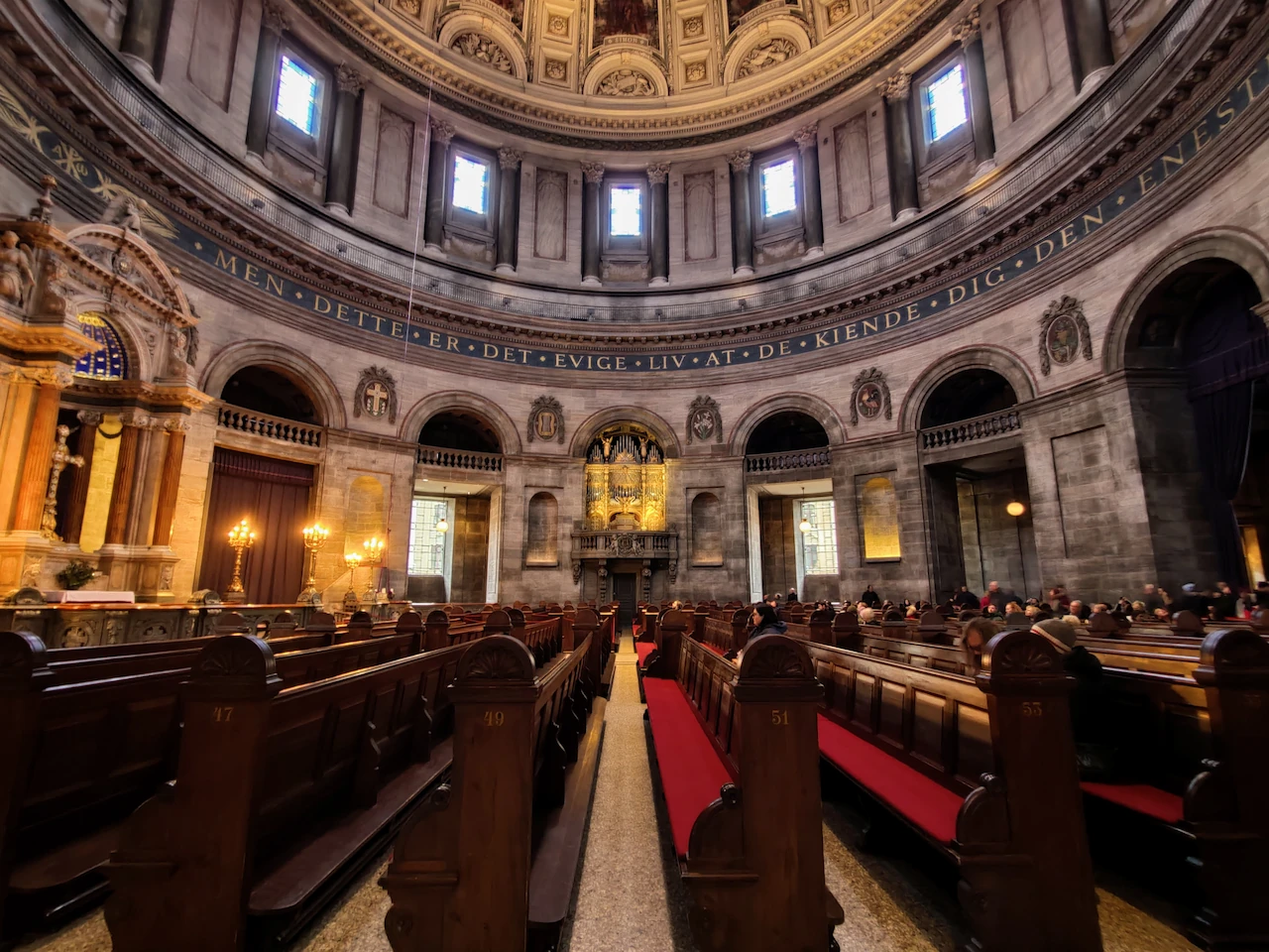 Het indrukwekkende interieur van de Frederiks Kerk in Kopenhagen met zicht op de beschilderde koepel.