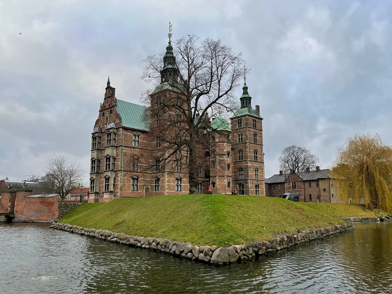 Kasteel Rosenborg (Rosenborg Slot) in Kopenhagen met de omliggende gracht en historische architectuur.