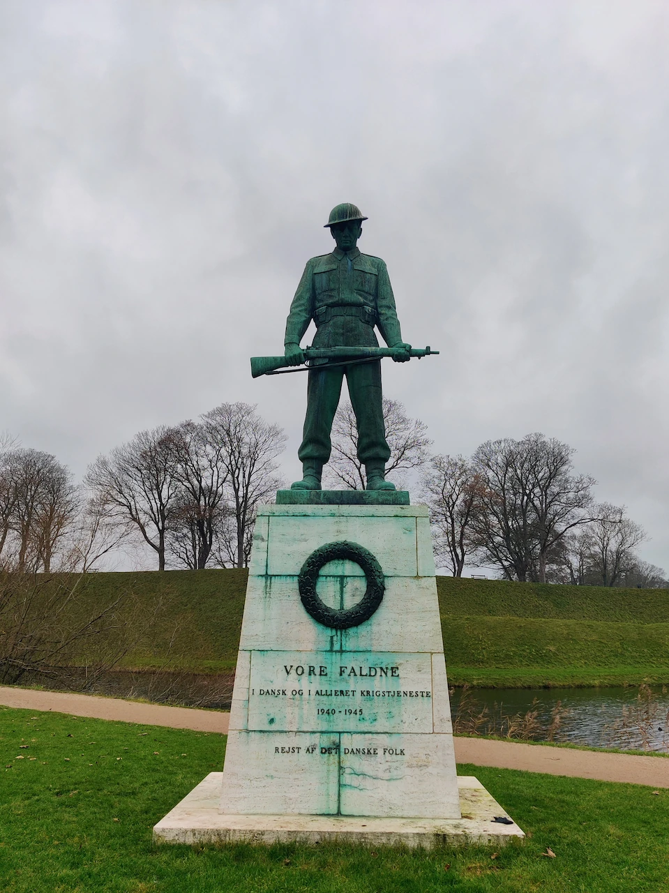 Het bronzen standbeeld Vore Faldne (Onze Gevallenen) in de vesting Kastellet in Kopenhagen.