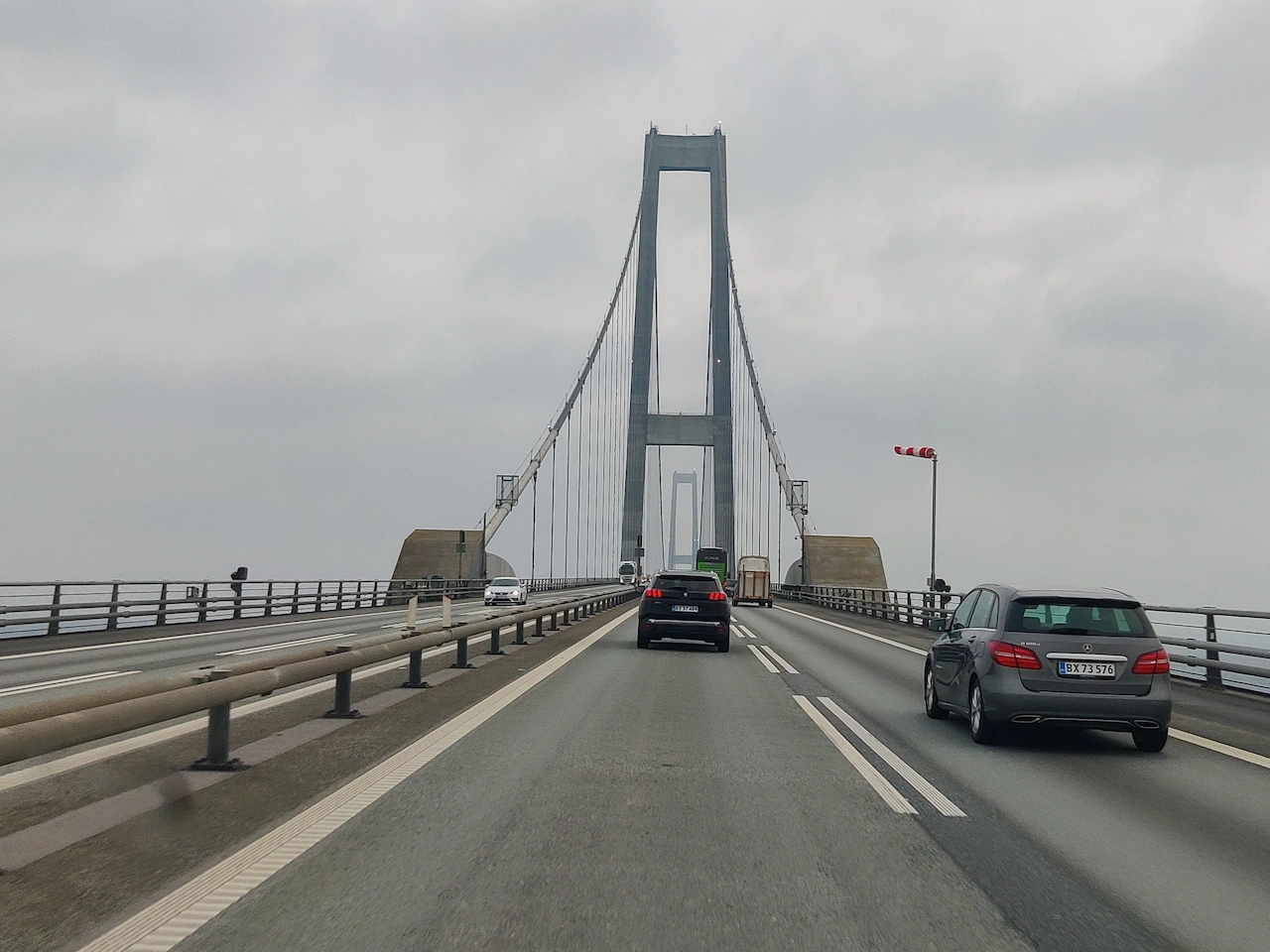 Uitzicht op de Grote Beltbrug op weg naar citytrip Kopenhagen