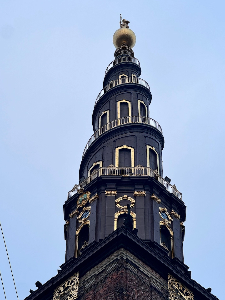 De beroemde gouden spiraaltrap aan de buitenkant van de torenspits van de Vor Frelsers Kirke in Kopenhagen.