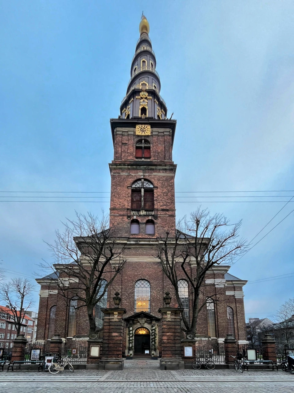 De voorgevel van de Vor Frelsers Kirke (Verlosserskerk) in de wijk Christianshavn, Kopenhagen.