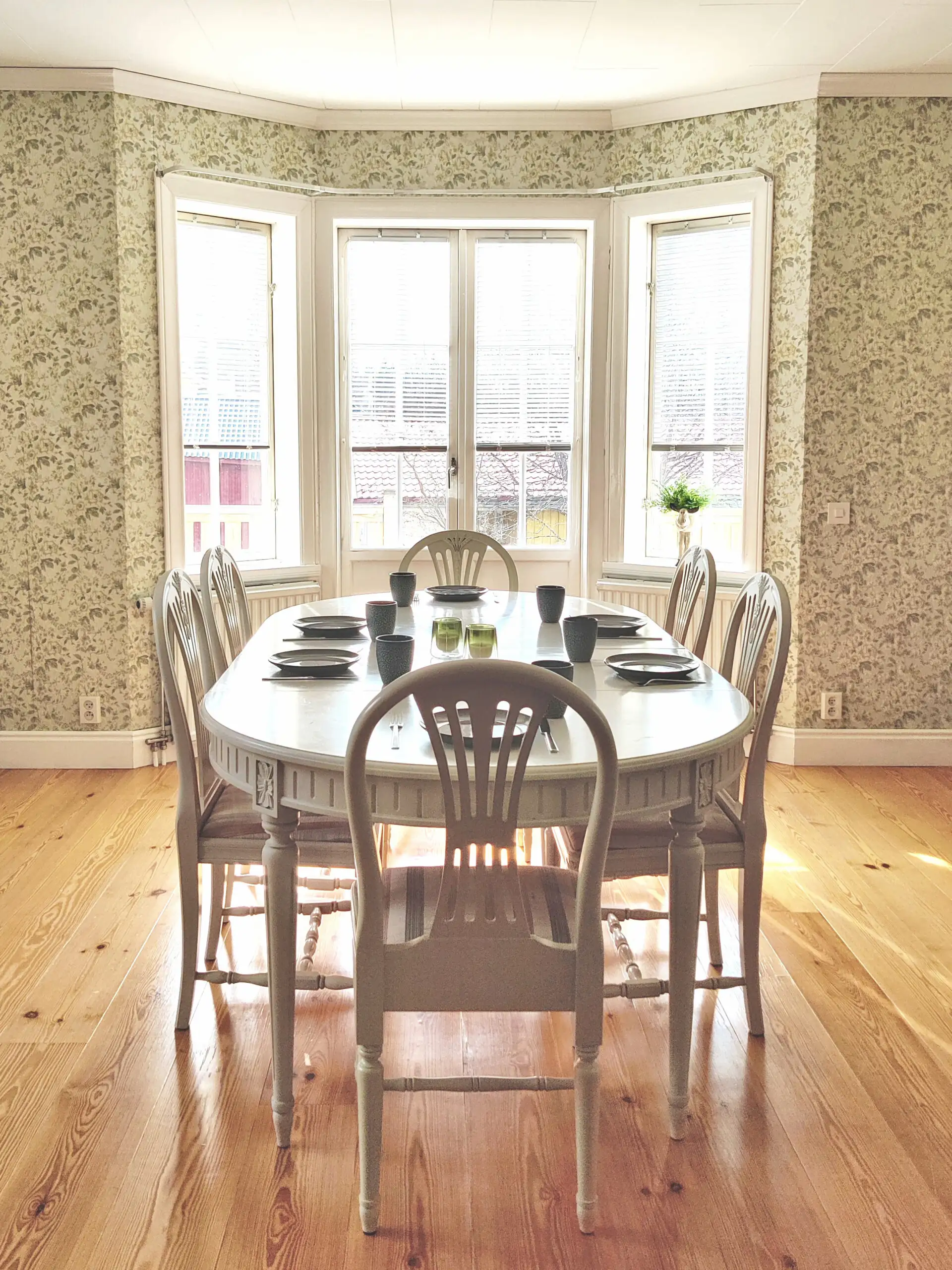 Rustieke houten eettafel voor zes personen in de eetkamer van Hus Björken